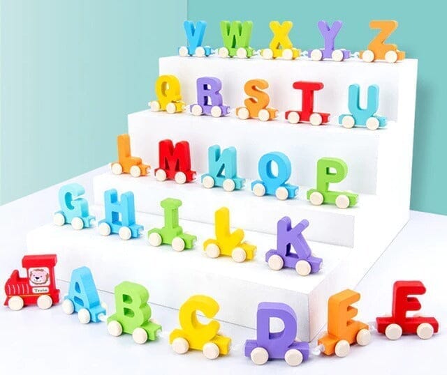Criança Da Palavra Feita Do Alfabeto Do Trem Das Letras Cores